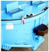 Máquina industrial azul con respiraderos, mangueras y un motor negro sobre un suelo de hormigón.