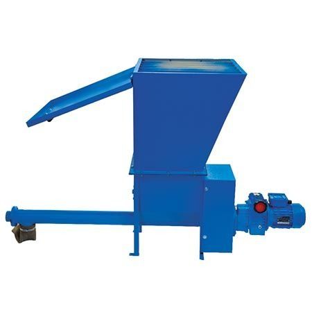 Máquina industrial azul con tolva, brazo transportador y motor sobre un fondo blanco.