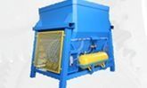 Máquina industrial azul con rejilla protectora amarilla y depósito sobre fondo blanco.