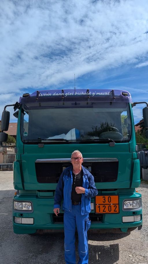 Eduart Bscheid steht vor seinem LKW Eduart Bscheid steht vor seinem LKW