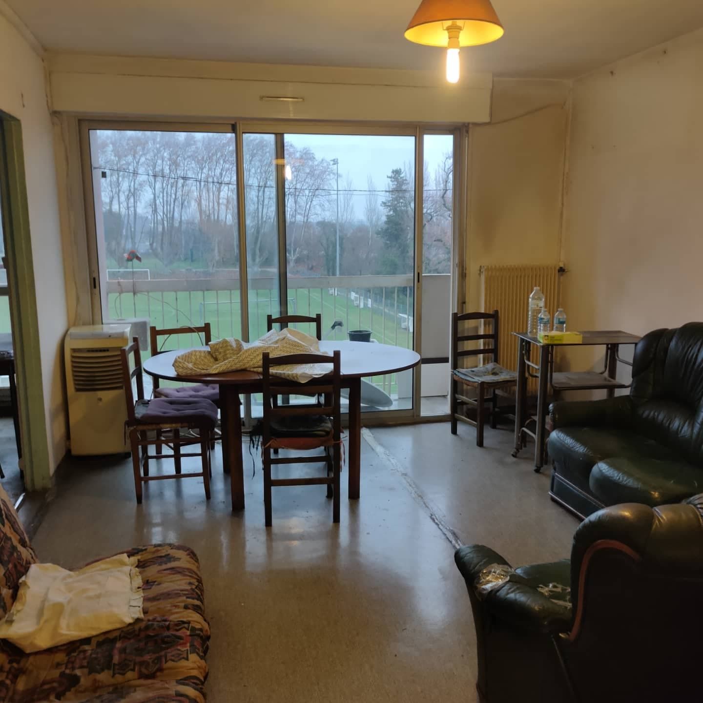 Salon à débarrasser avec une baie vitrée