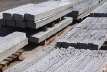 Un montón de bloques de hormigón están apilados uno encima del otro