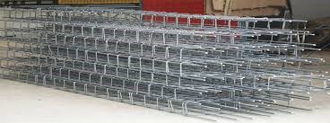 Una pila de mallas de alambre colocadas una encima de otra sobre una mesa.