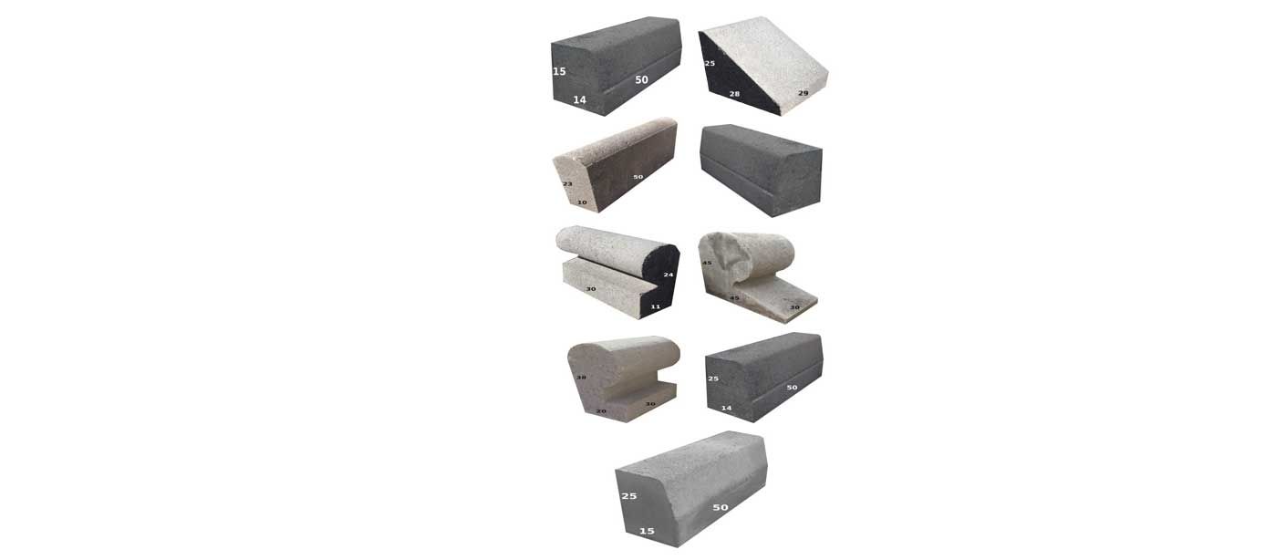Un grupo de bloques de hormigón se apilan uno encima del otro sobre un fondo blanco.