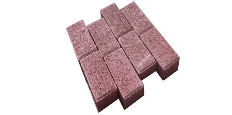 Una pila de ladrillos rojos apilados uno encima del otro sobre un fondo blanco.