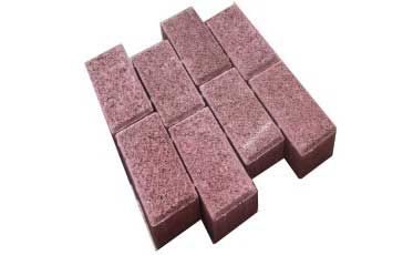 Una pila de ladrillos rojos apilados uno encima del otro sobre un fondo blanco.