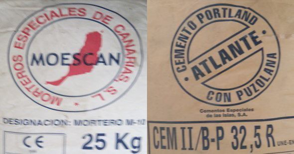 Dos bolsas de cemento portland están una al lado de la otra.