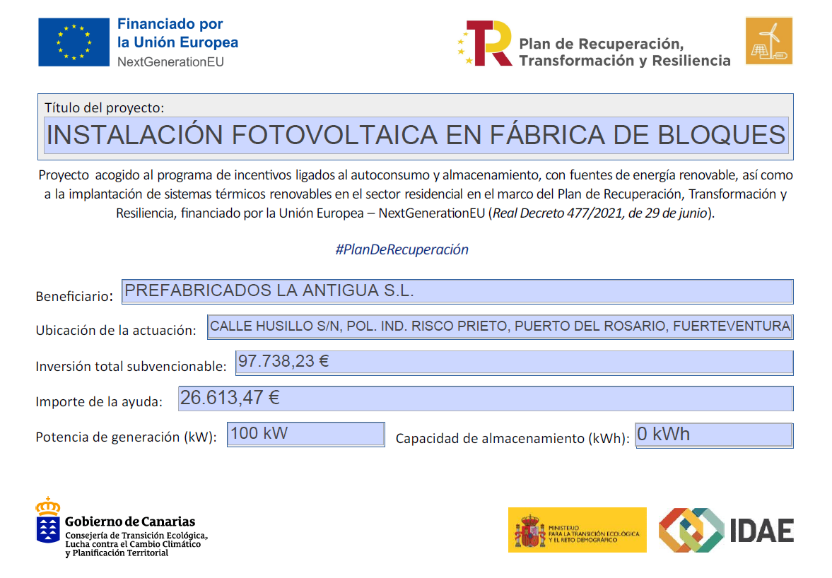 Un cartel que dice instalación fotovoltaica en fábrica de bloques.