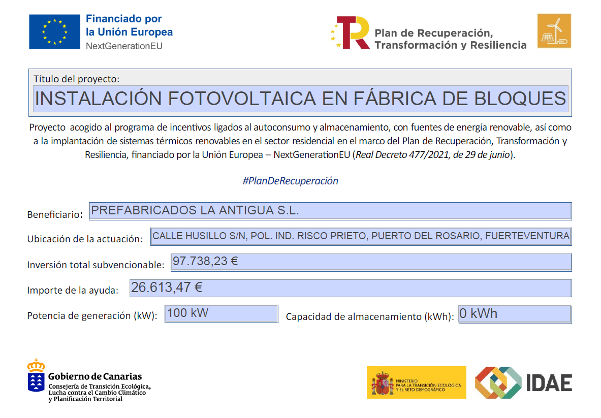Un cartel que dice instalación fotovoltaica en fábrica de bloques.