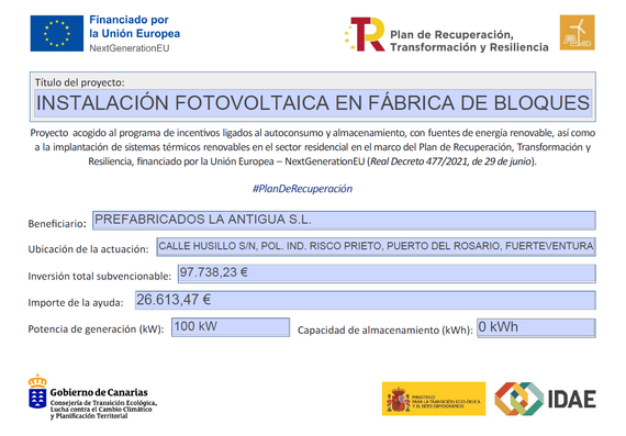 Un cartel que dice instalación fotovoltaica en fábrica de bloques.