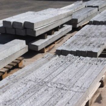 Un montón de bloques de hormigón están apilados uno encima del otro