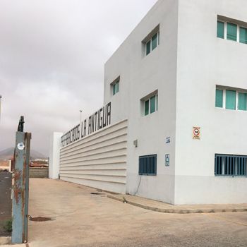 Un gran edificio blanco con la palabra Antigua en el costado.