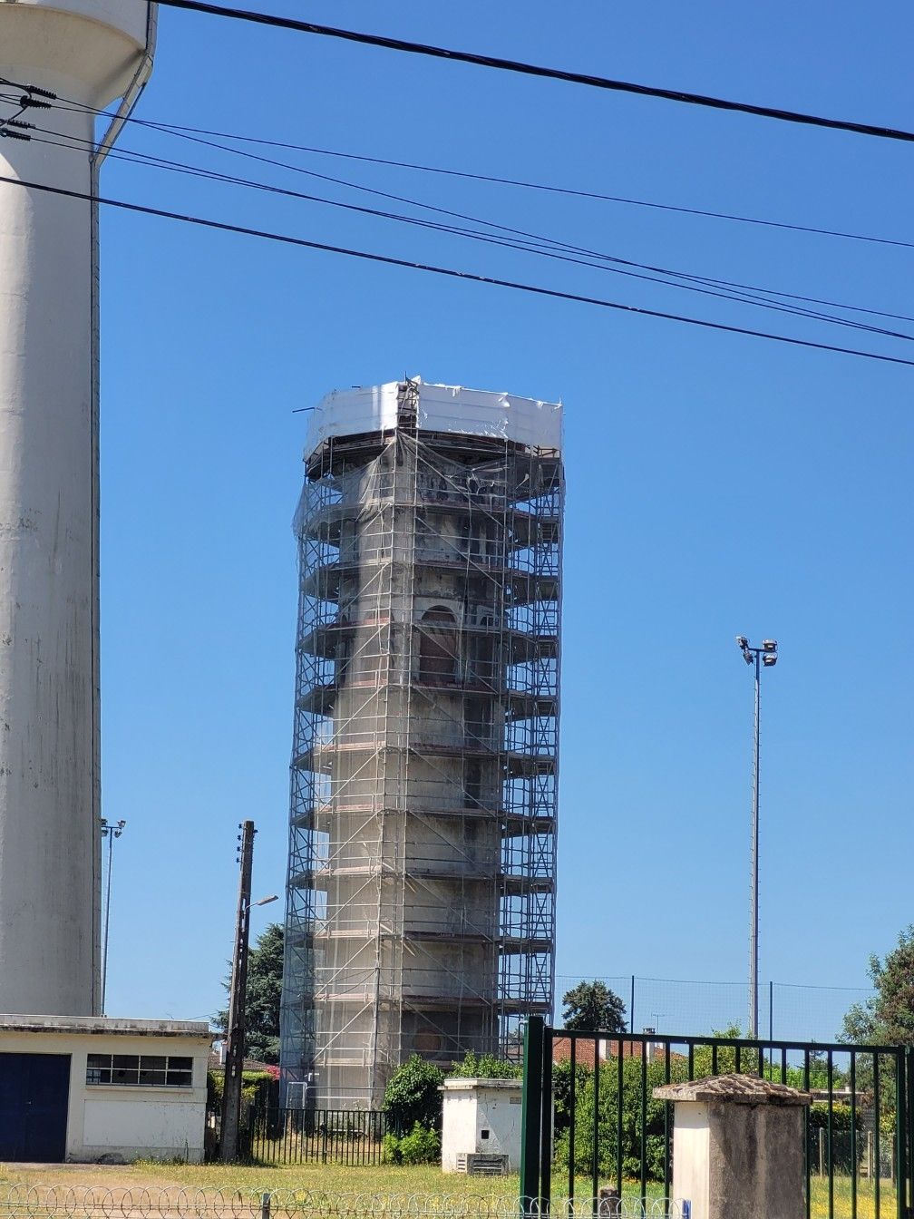 Château d'eau en construction, avec des échafaudages.