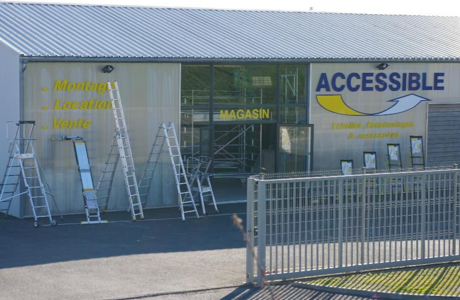 Extérieur du magasin ACCESSIBLE ÉCHAUDAGE avec échelles devant l'entrée.