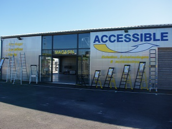 Extérieur d'un magasin ACCESSIBLE ÉCHAFAUDAGES, avec des échelles exposées. 