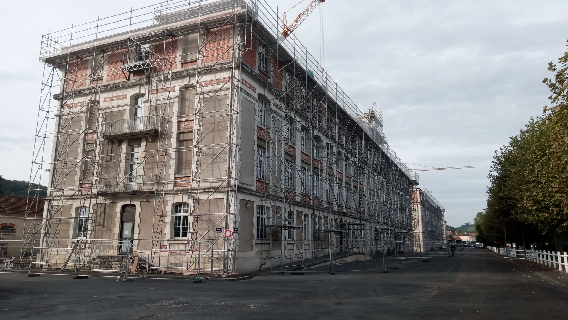 Bâtiment en rénovation avec échafaudages.