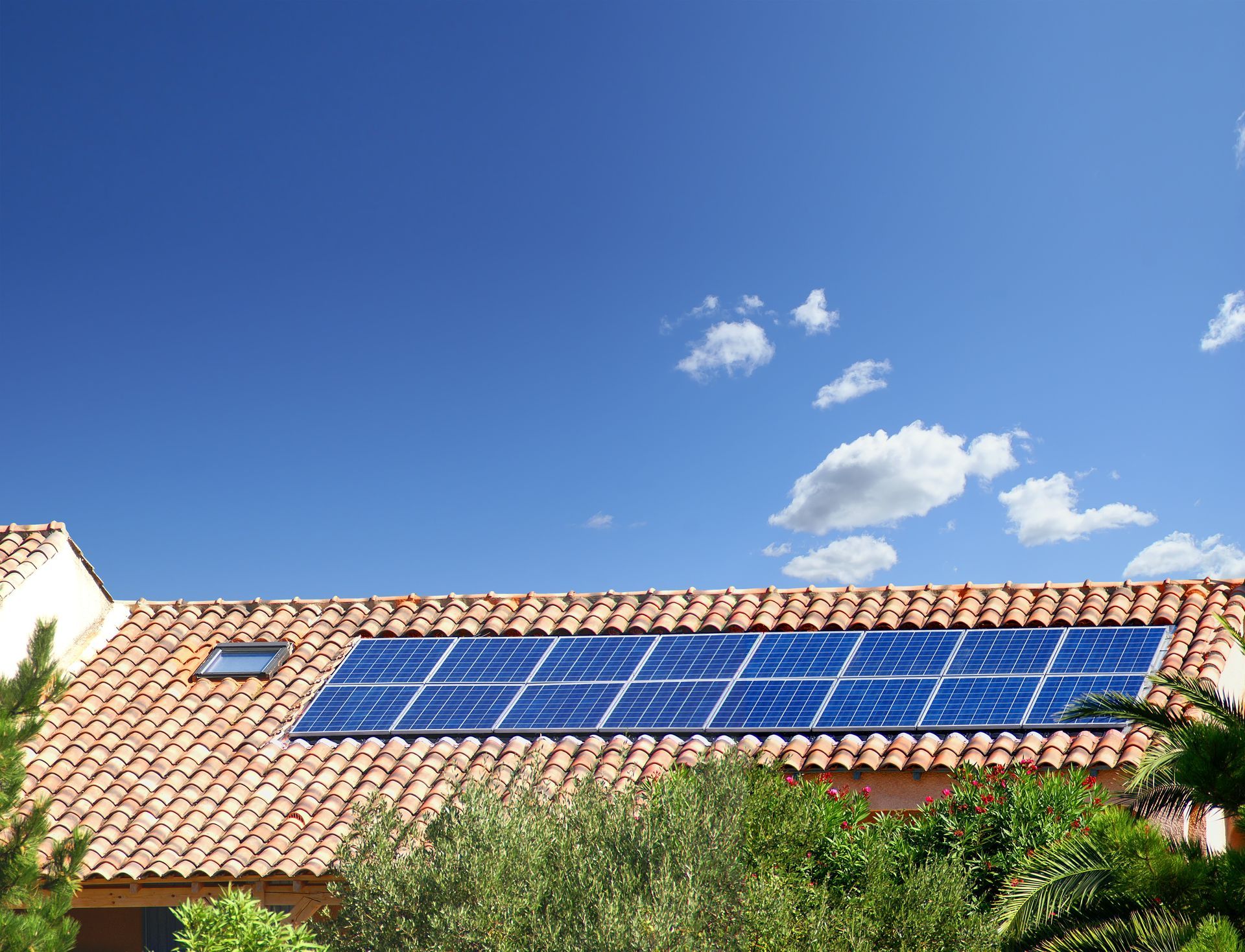 Panneaux photovoltaïques posés sur des tuiles