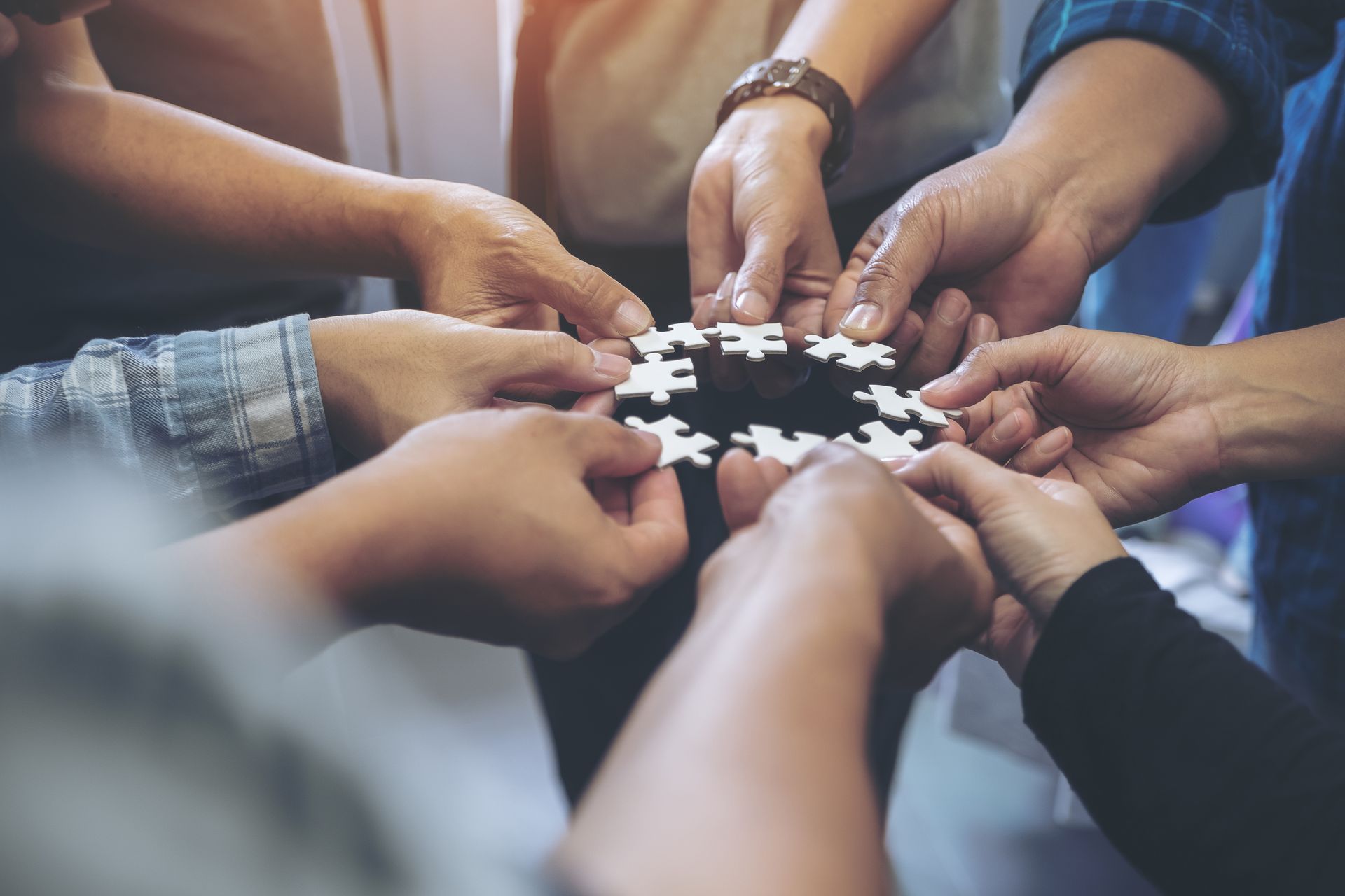 Équipe présentant des pièces de puzzle