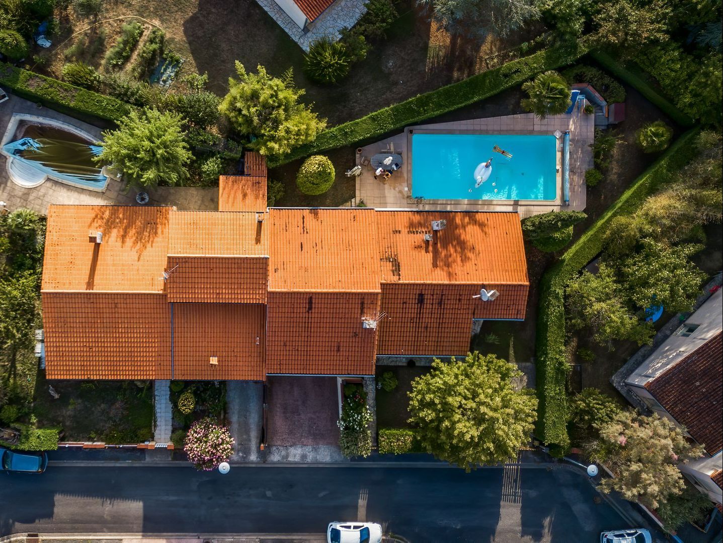 Vue sur des maisons avec piscine