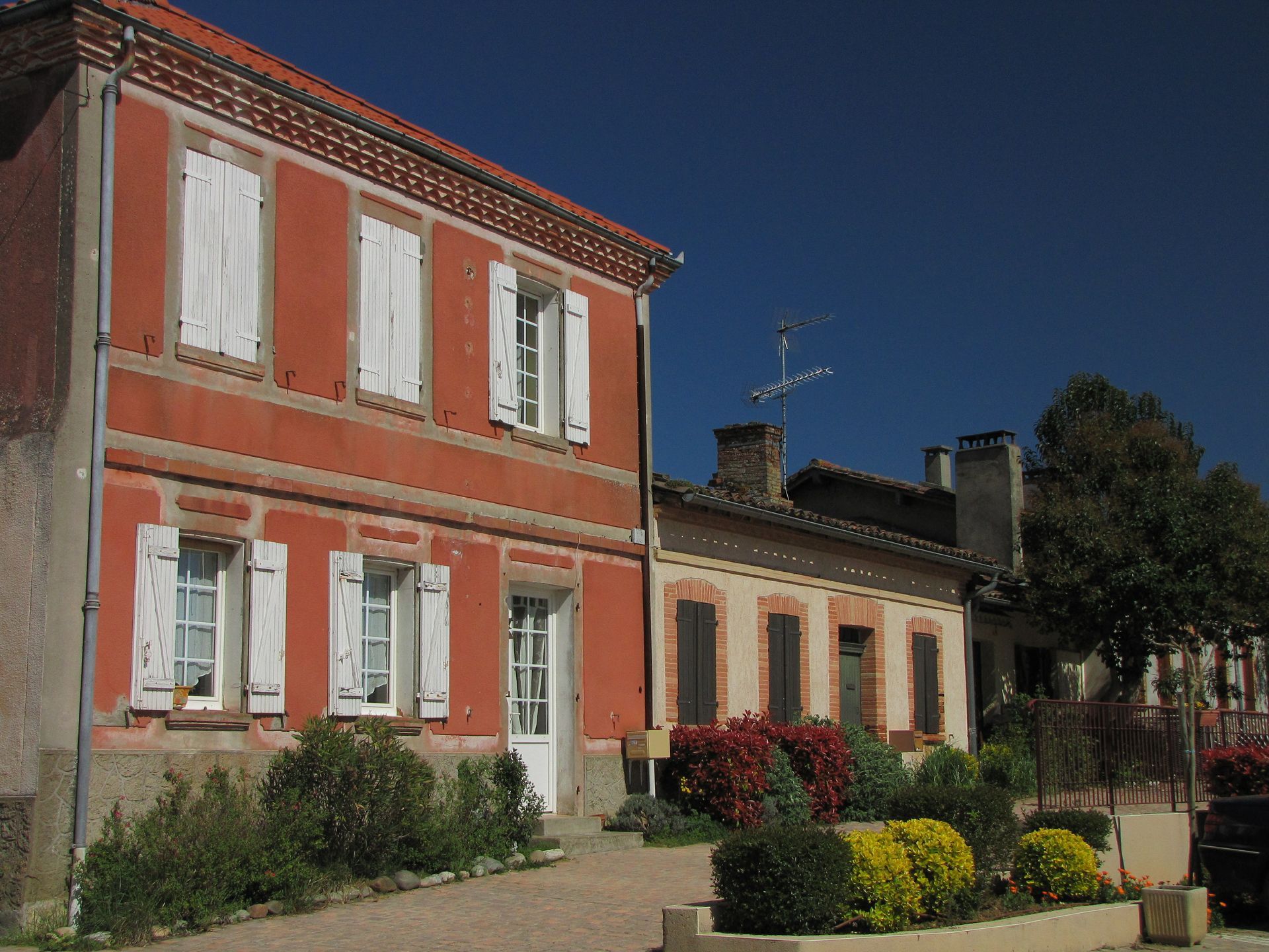 Façade de maison rouge