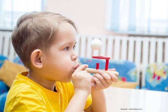 Kind bei einer Logopädiesitzung
