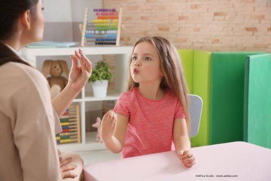 Kind bei einer Logopädiesitzung