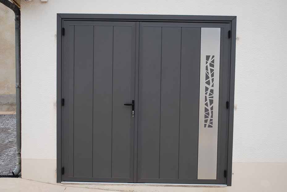 Porte double en métal gris avec un panneau vitré décoratif étroit sur le côté droit