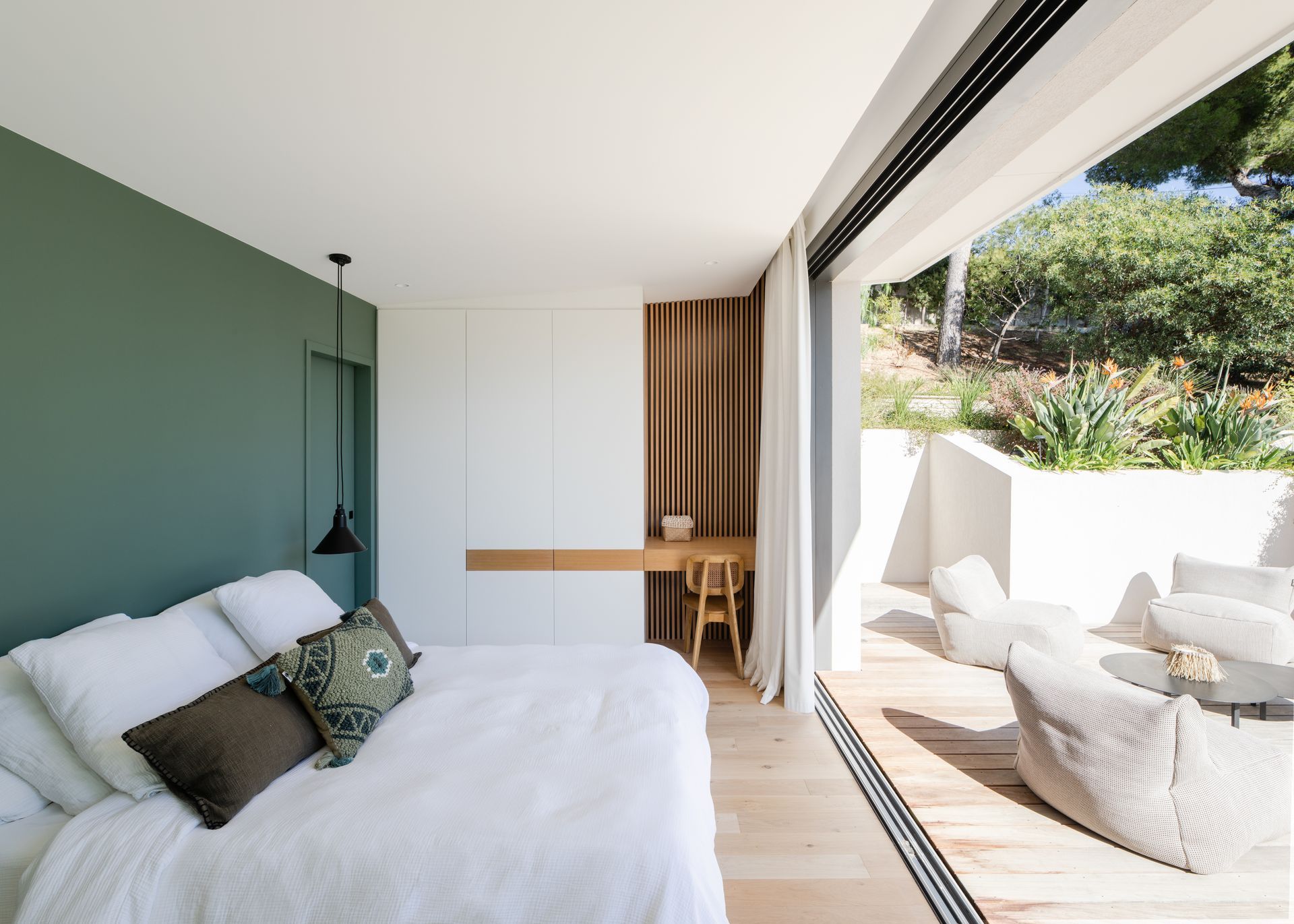 Chambre à coucher avec une cloison en bois