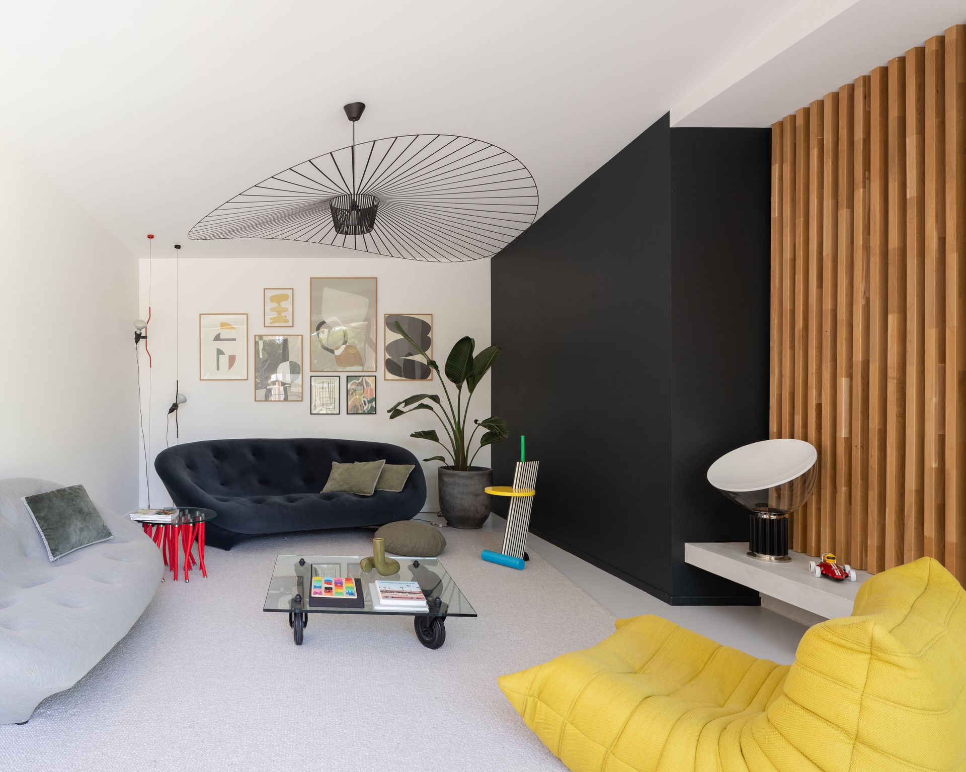 Salon moderne avec une cloison en bois