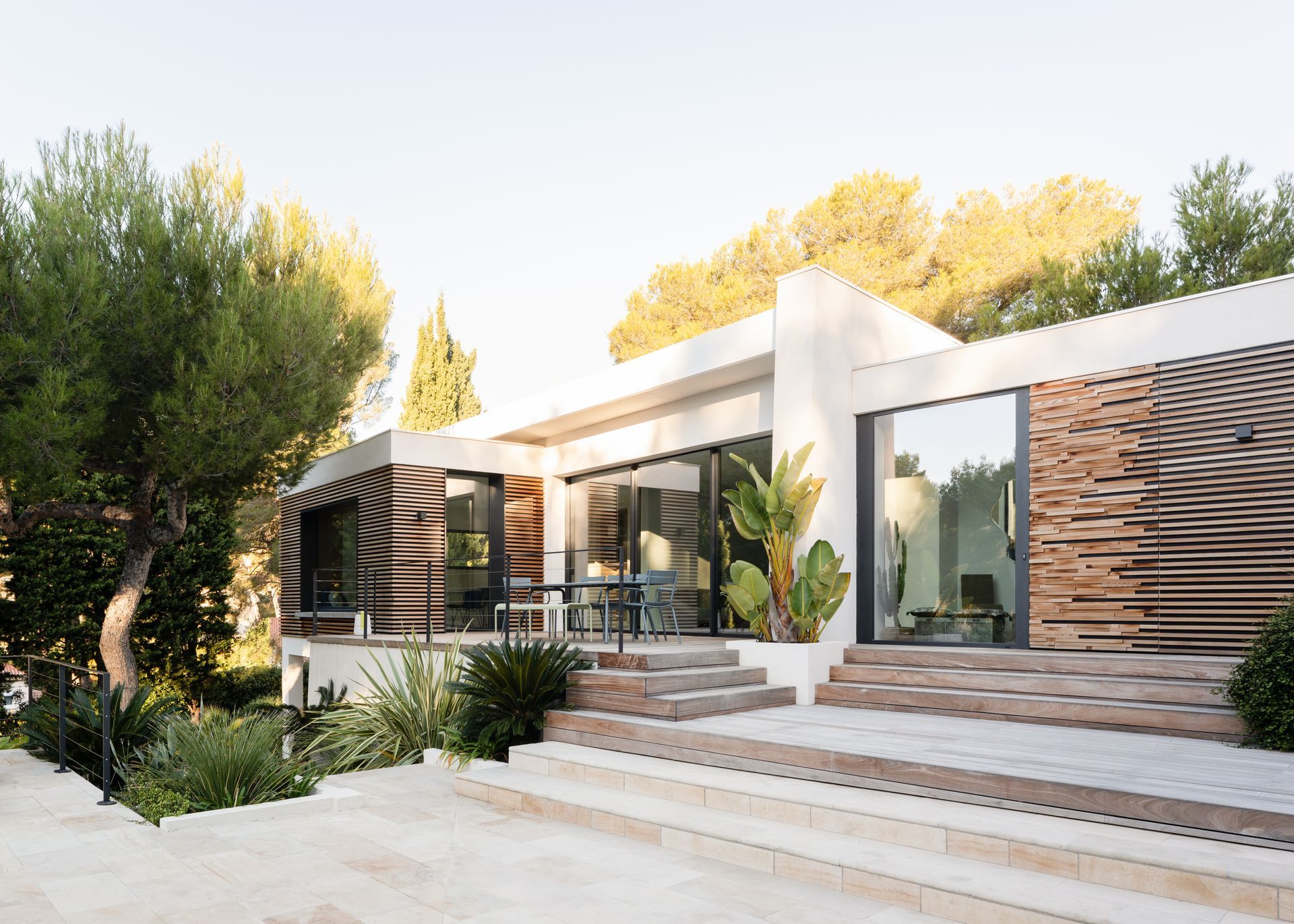 Maison moderne avec un extérieur en bois vue depuis le jardin