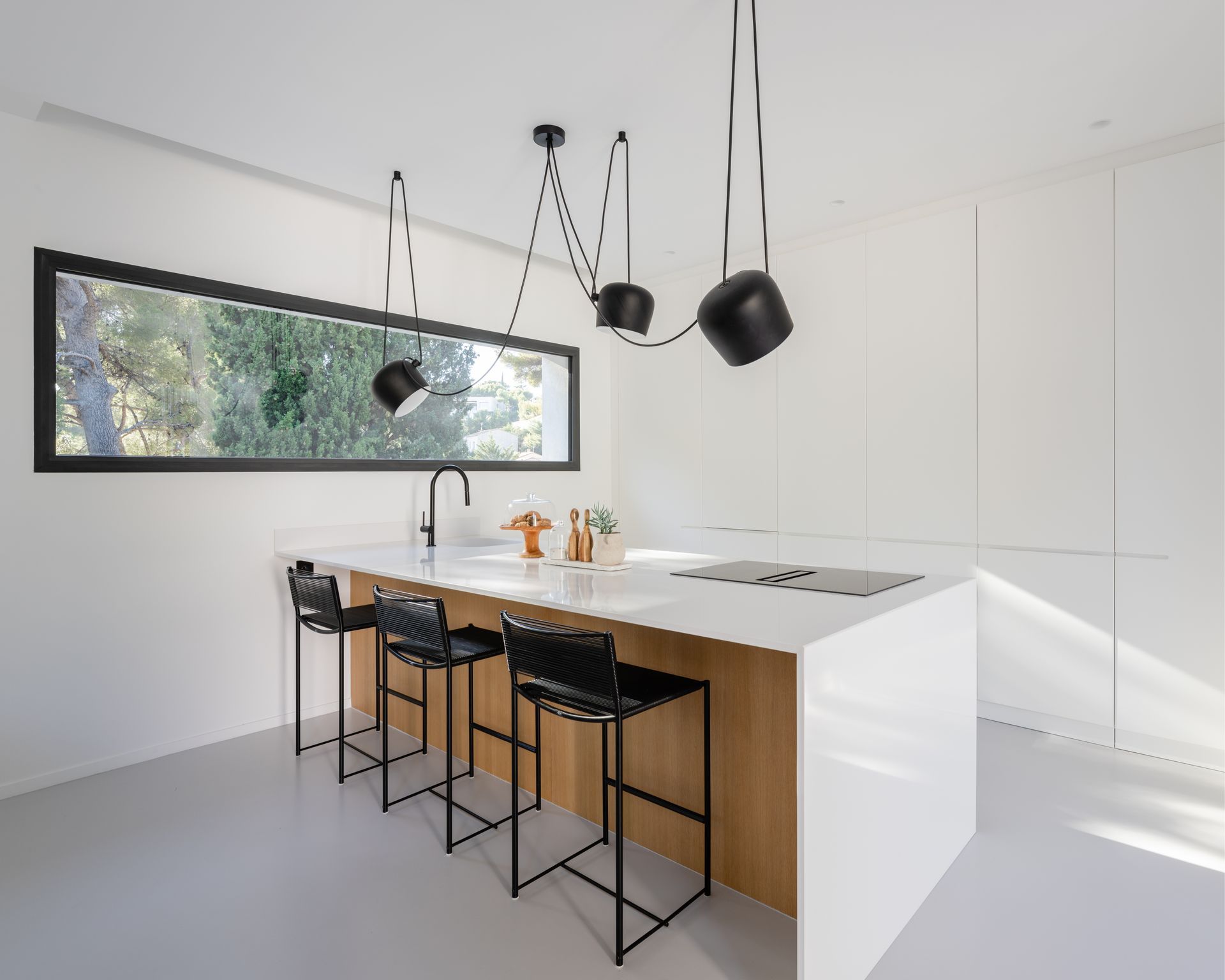 Îlot central en bois dans une cuisine moderne