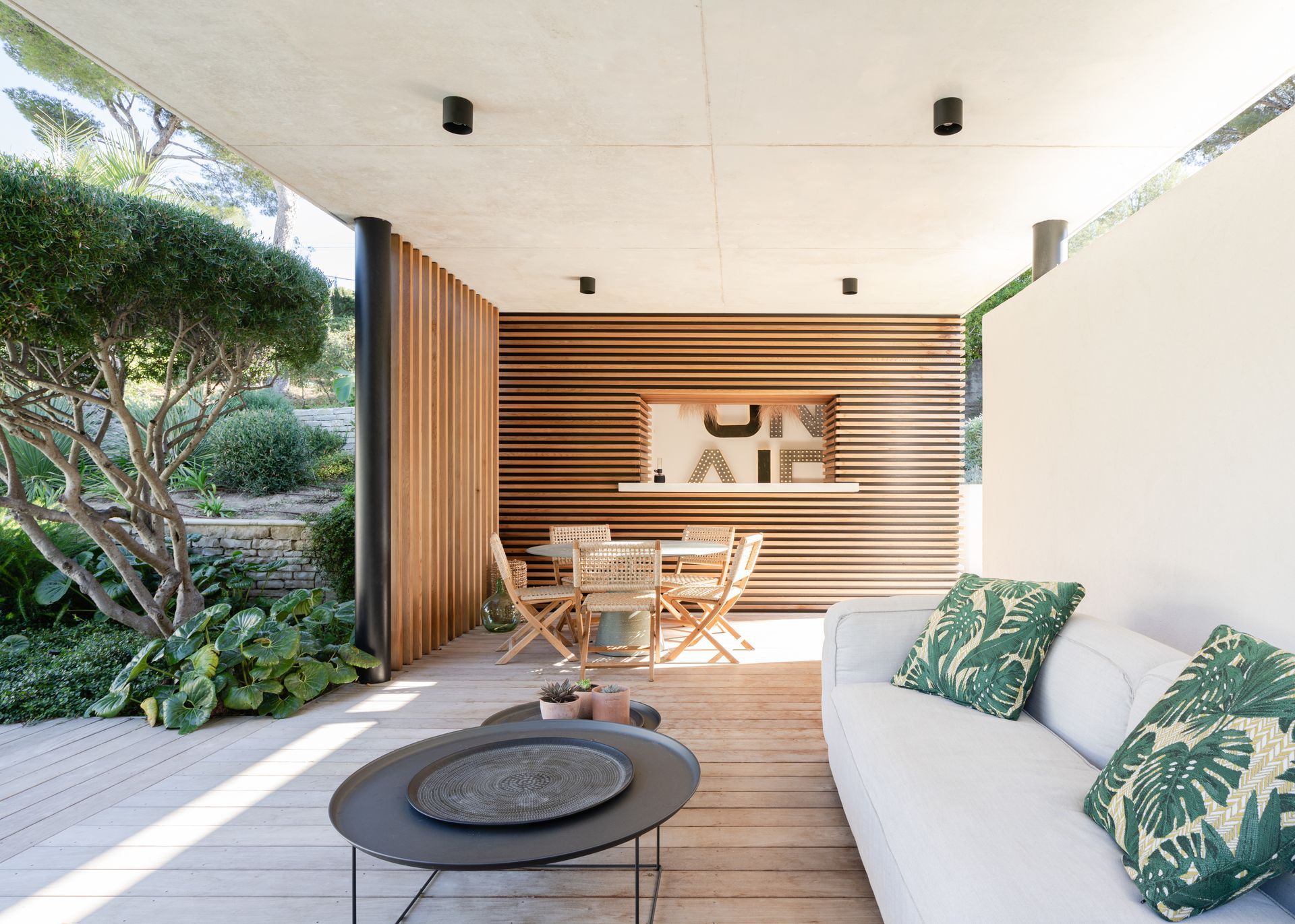 Salon d'une maison moderne avec un mur en bois au fond de la pièce