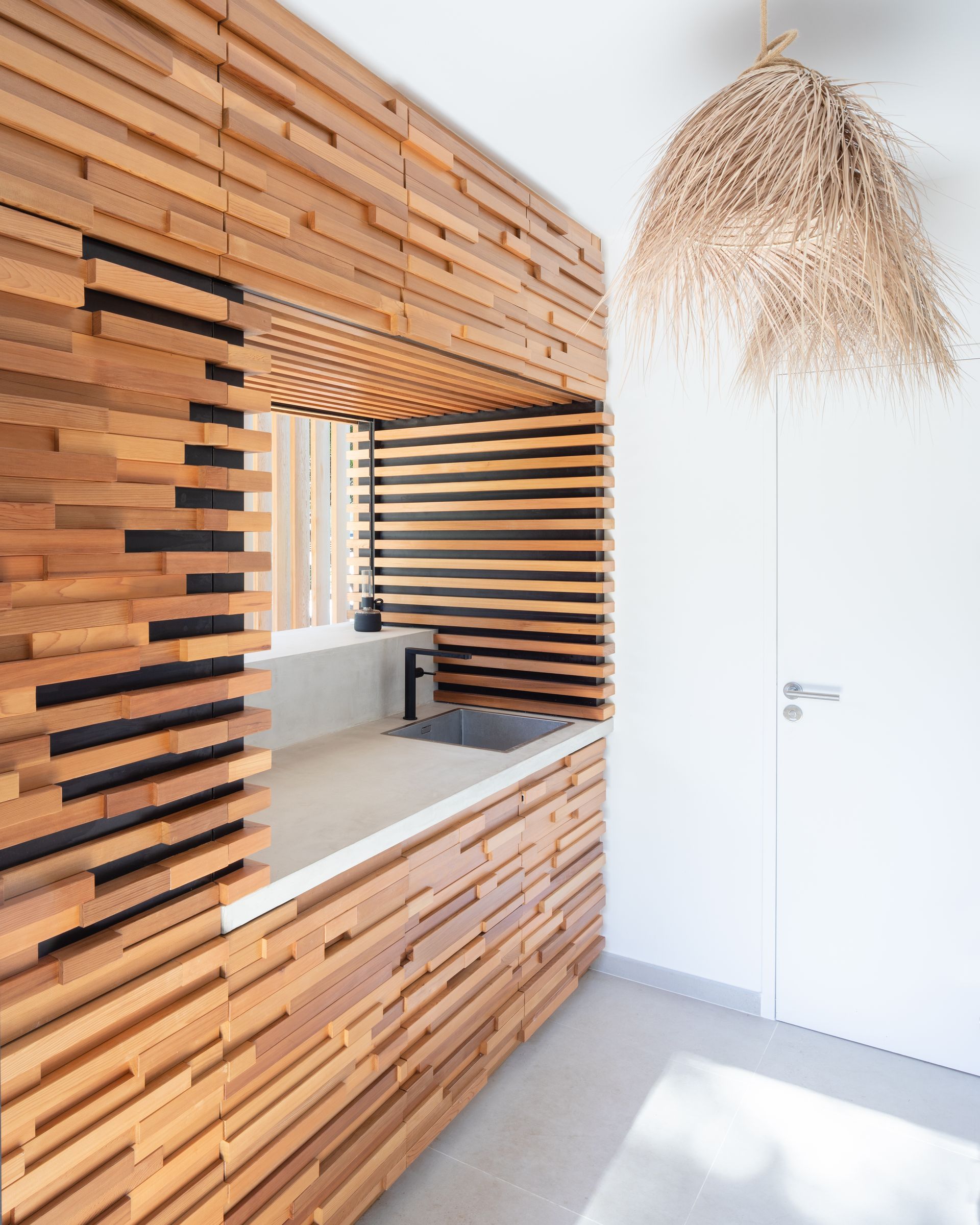 Cuisine avec une cloison en bois