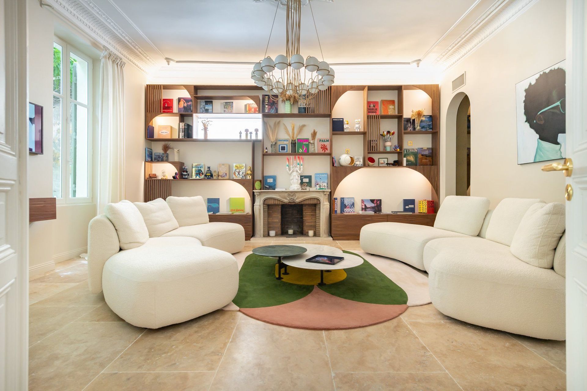 Salon avec une bibliothèques en bois