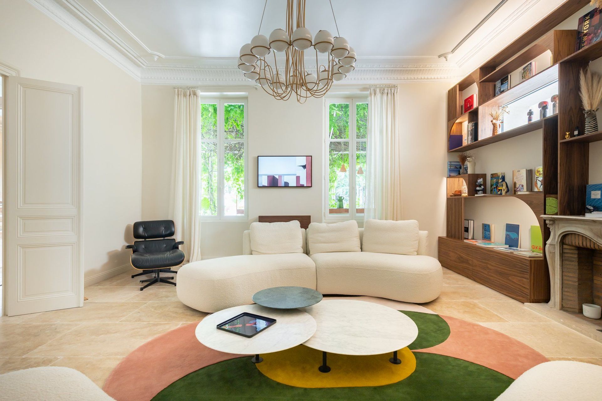 Salon avec une bibliothèques sur mesure