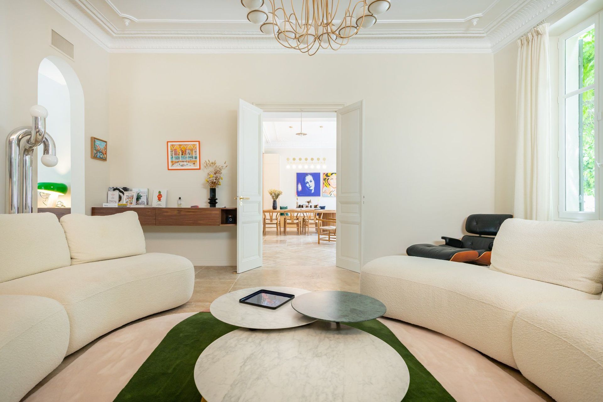 Salon avec de grands canapés blancs