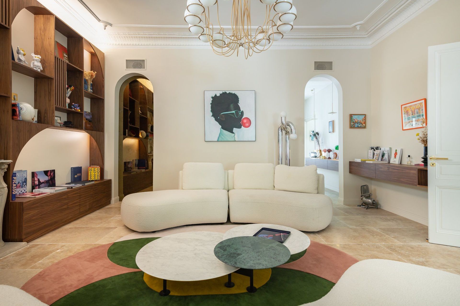 Bibliothèque en bois sur mesure dans un salon moderne