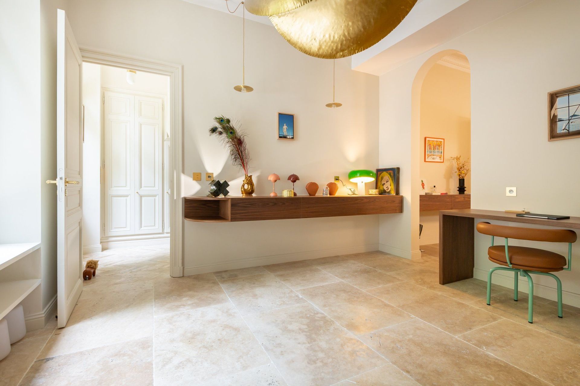 Étagères et console en bois