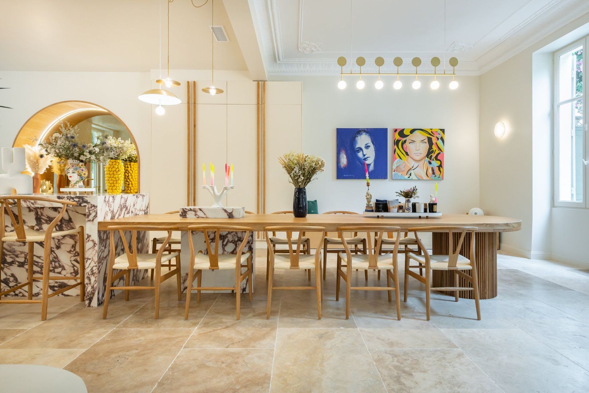 Table en bois dans une grande salle à manger
