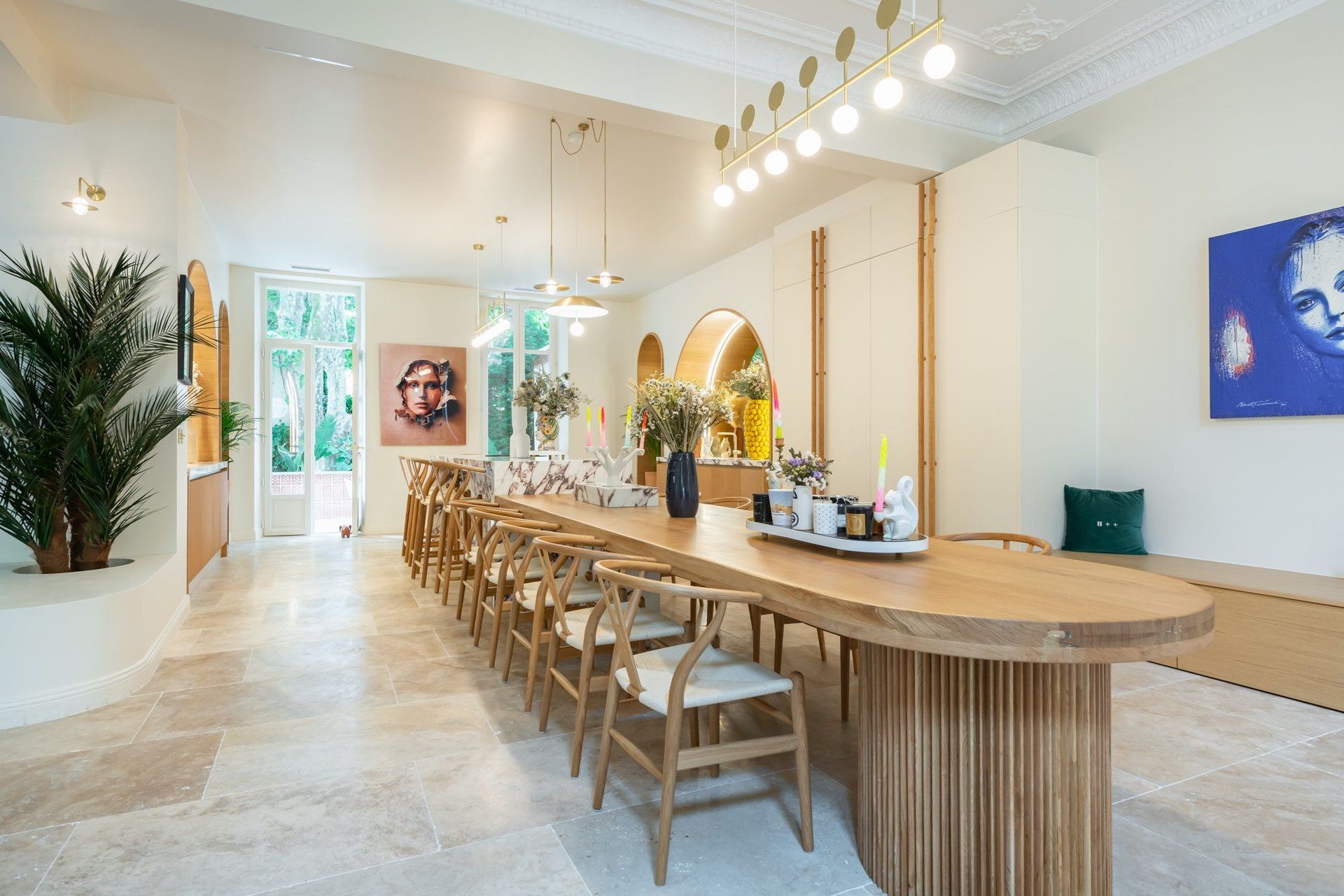 Table en bois avec des pieds ouvragés