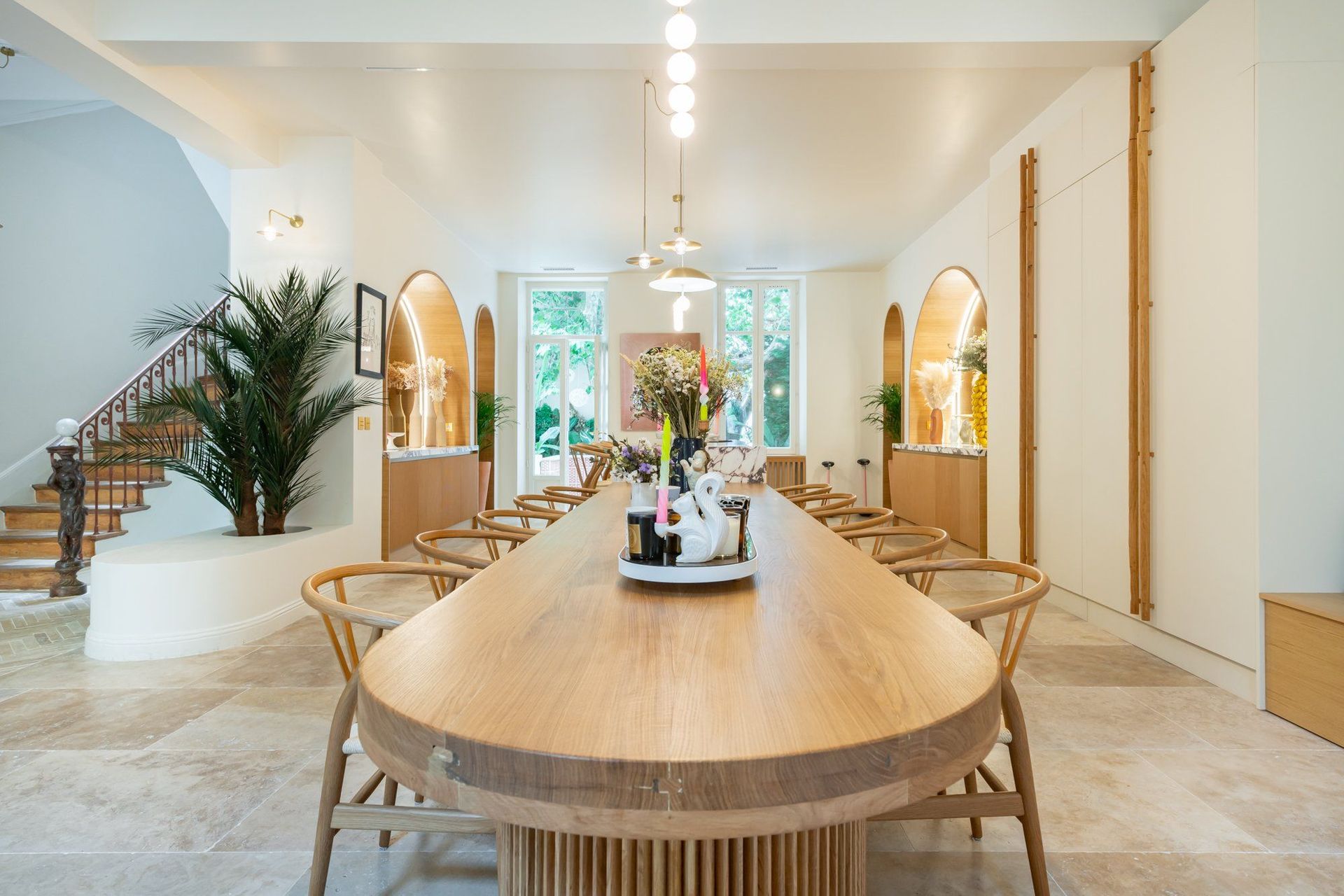 Grande table en bois dans une salle à manger