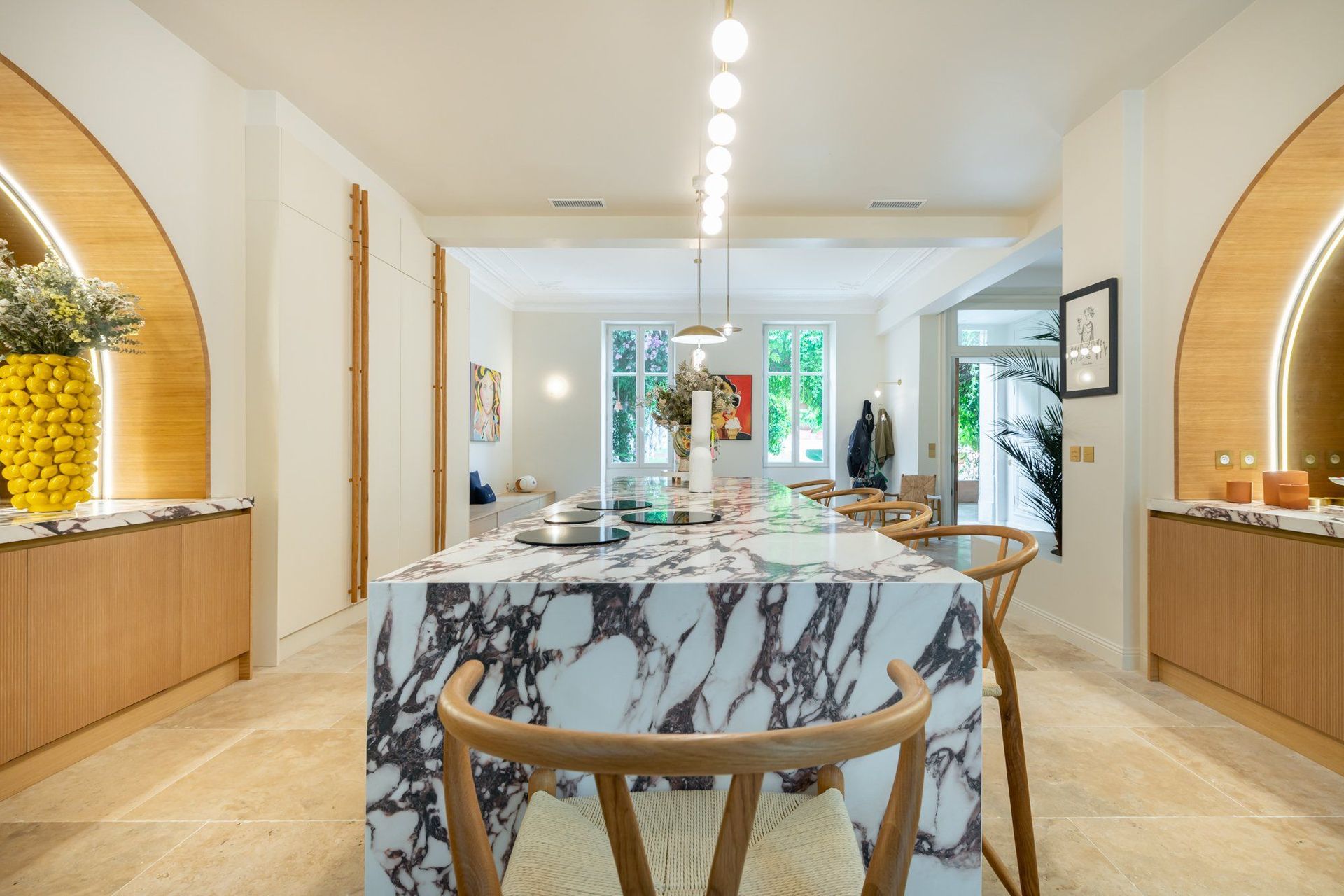 Intérieur d'une salle à manger avec un agencement en bois