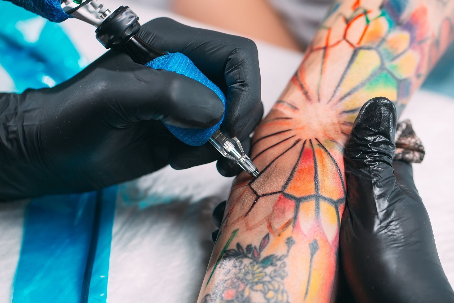 Una persona se está haciendo un tatuaje en el brazo.