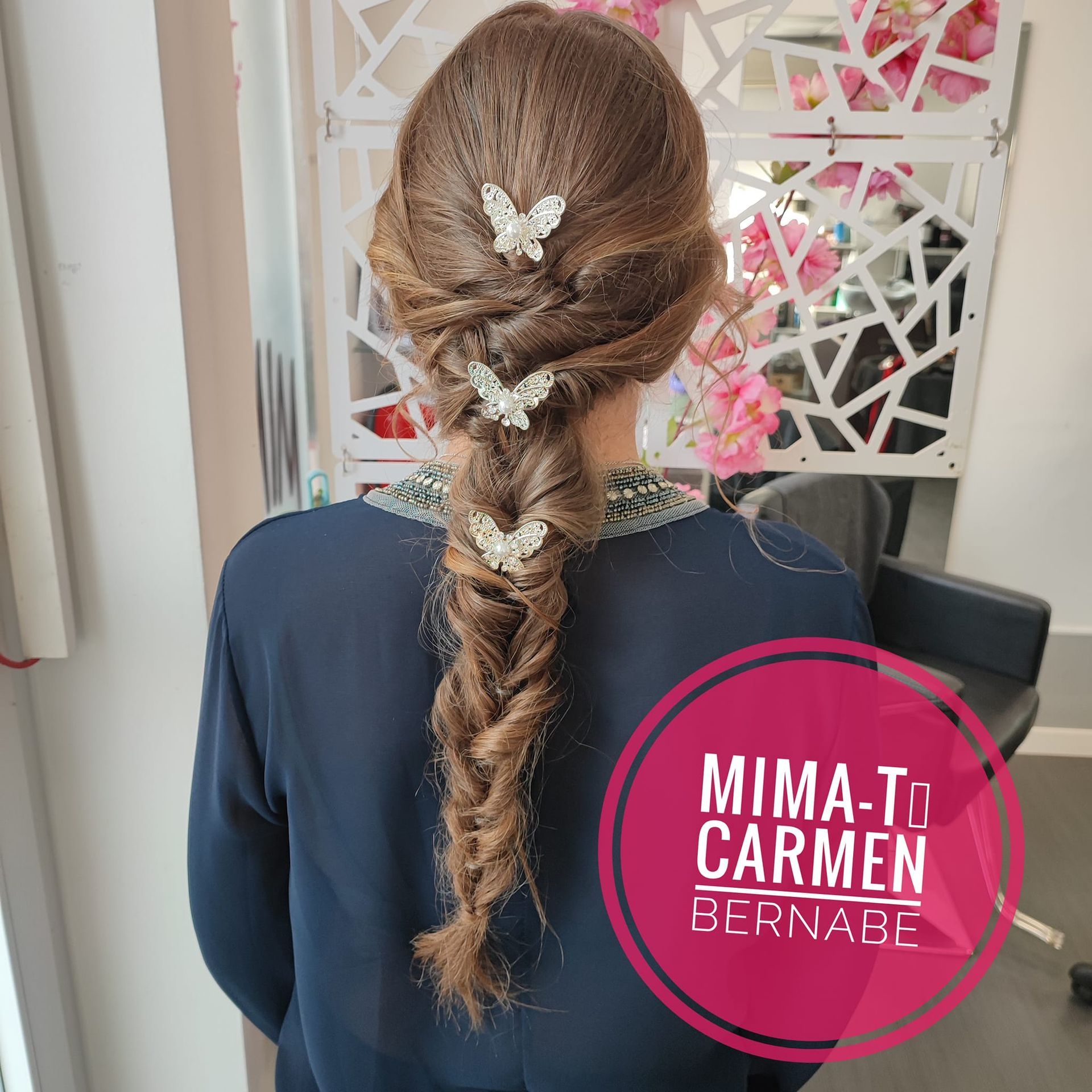 La parte posterior de la cabeza de una mujer con una trenza y pinzas de pelo de mariposa por mima-to carmen bernabe