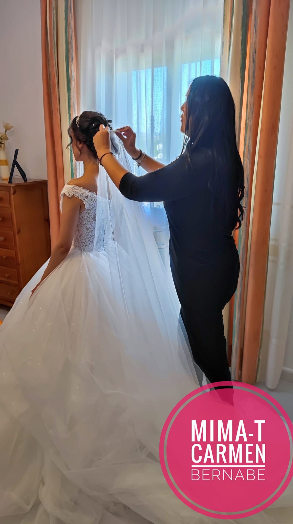 Una mujer con un vestido de novia se está peinando en la peluquería.