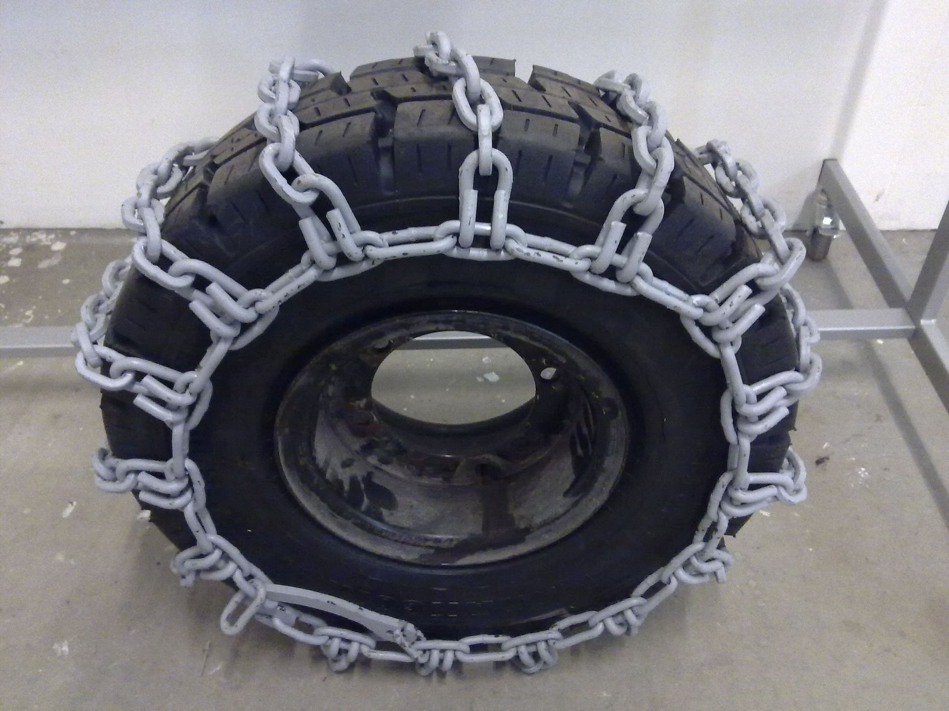 Jokaiseen vuodenaikaan on hyvä valita oikeat renkaat Kauttamme löydät kesärenkaat ja talvirenkaat ja lumiketjut trukkiinne.