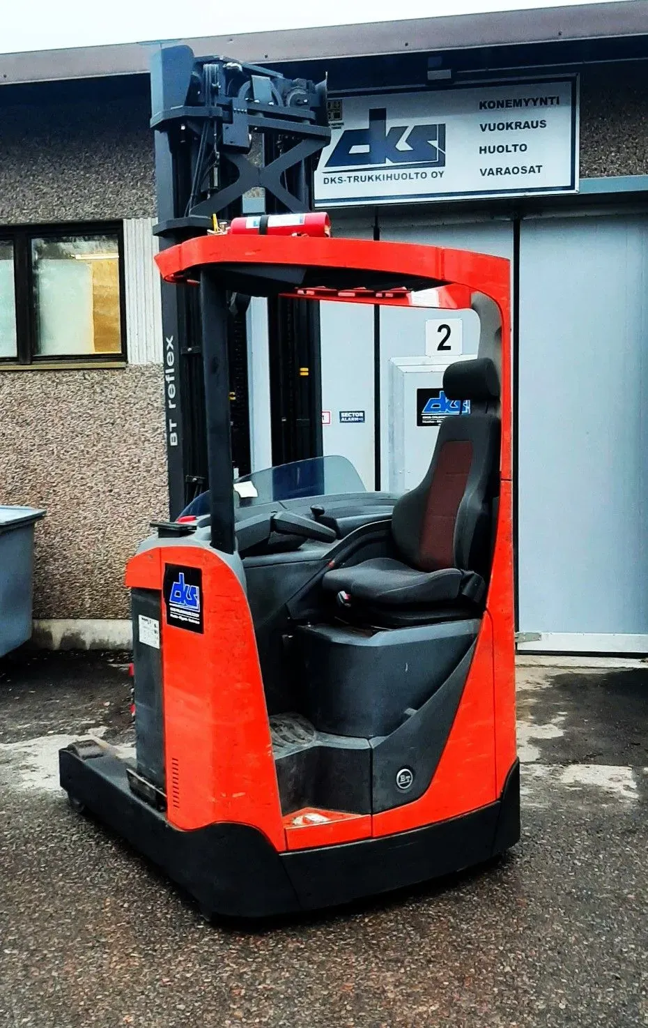 BT RRE 160 Työntömastotrukki. Vuosimalli: 2010. Nostokyky 1600kg. Nostokorkeus 7000mm. Ajokorkeus 3030mm. Vaaka. Henkilönostokori varustus. Varaaja. Hinta: 5590€ alv 0% . Akku uusittu 17/2017.