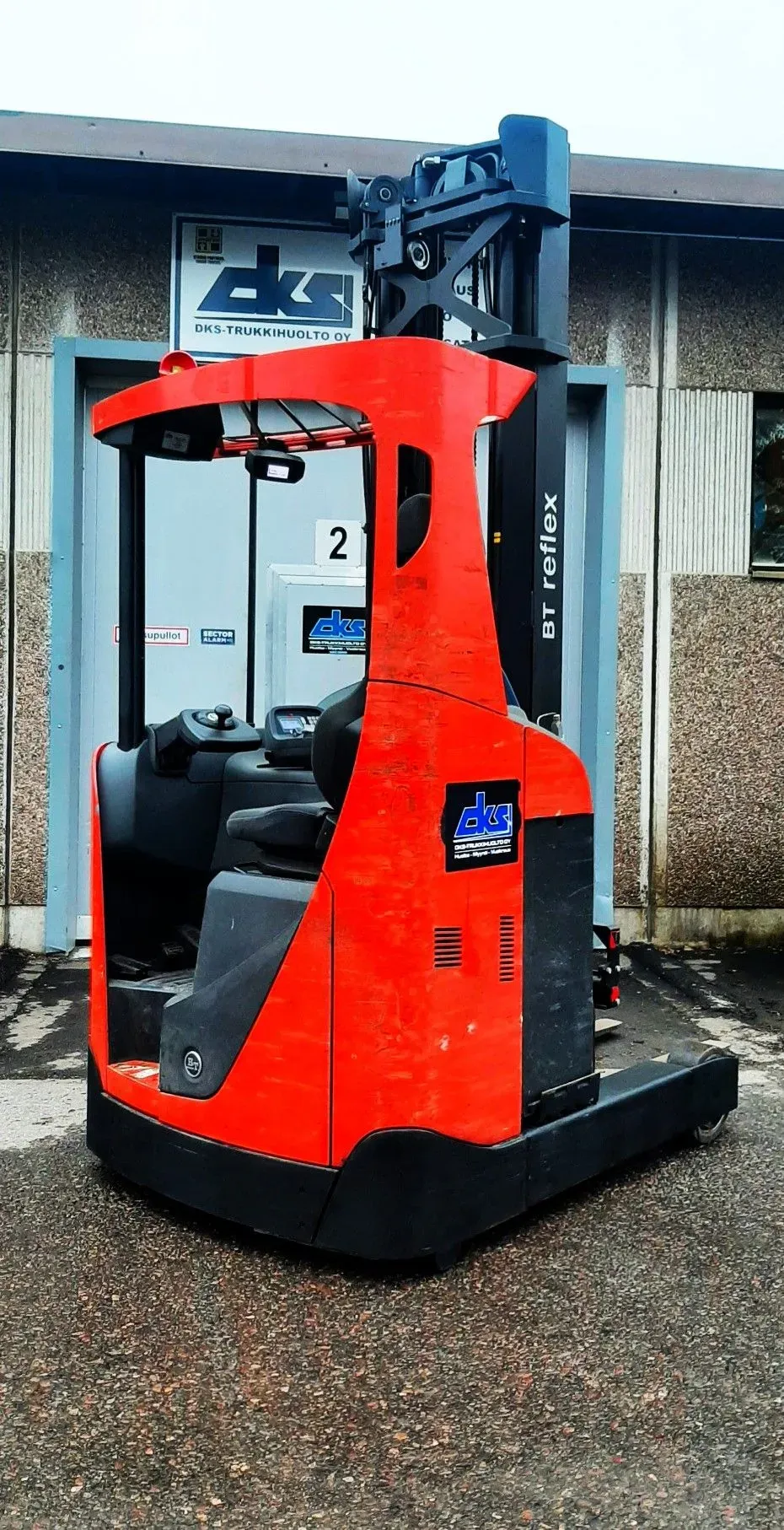 BT RRE 160 Työntömastotrukki. Vuosimalli: 2010. Nostokyky 1600kg. Nostokorkeus 7000mm. Ajokorkeus 3030mm. Vaaka. Henkilönostokori varustus. Varaaja. Hinta: 5590€ alv 0% . Akku uusittu 17/2017.