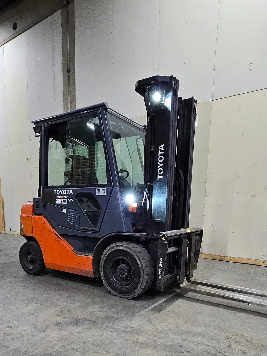 Toyota 8FD20 dieseltrukki. Nostokyky 2000kg. Nostokorkeus 4750mm. Vuosimalli : 2012Mittarilukema 8949h. Hinta 16700€ alv 0%. Trukki on myös vuokrattavissa.