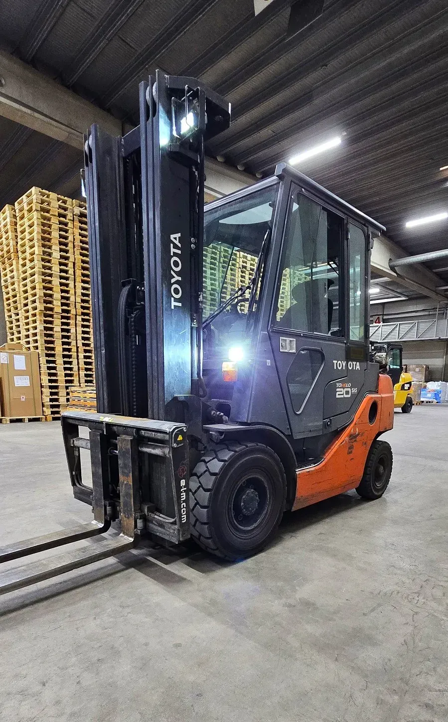 Toyota 8FD20 dieseltrukki. Nostokyky 2000kg. Nostokorkeus 4750mm. Vuosimalli : 2012Mittarilukema 8949h. Hinta 16700€ alv 0%. Trukki on myös vuokrattavissa.